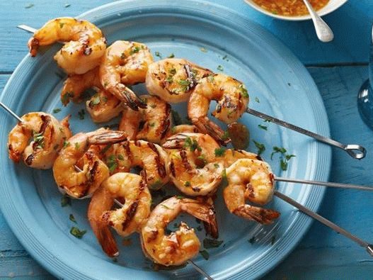 Foto gamberi alla griglia con salsa cocktail piccante