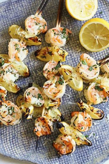 Garides di gamberi alla griglia con salsa di uova e limone