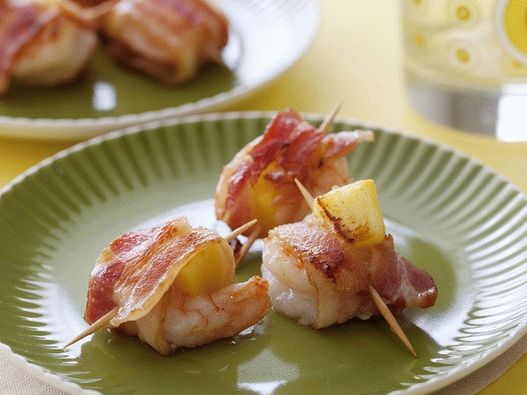 Foto di gamberi con ananas avvolto in pancetta