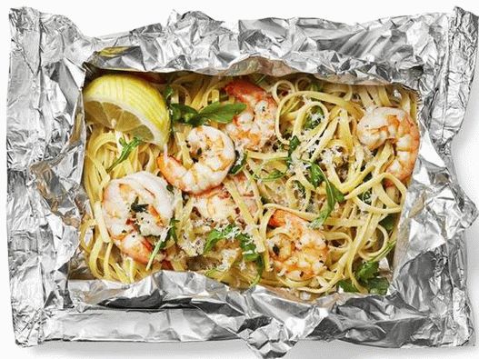 Foto di scampi con pasta grigliata in confezione stagnola Foto di scampi con pasta grigliata in confezione stagnola