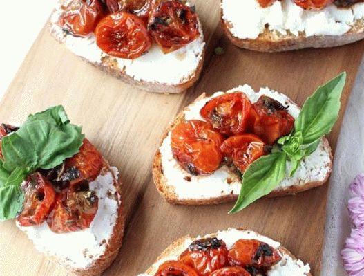 Foto di Crostini con pomodori al forno e 3 tipi di formaggio