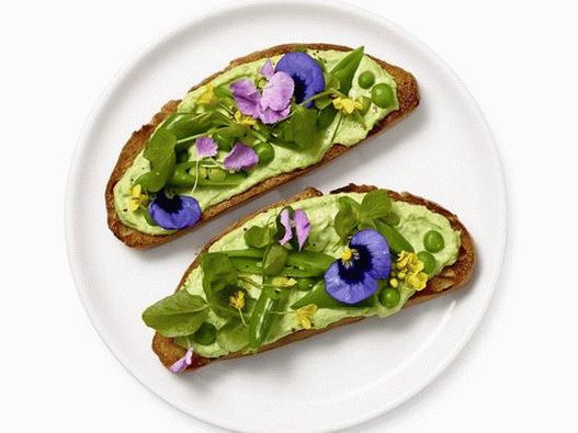 Foto di Crostini con ricotta e fiori commestibili