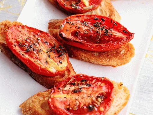 Foto di Crostini con pomodori secchi e timo