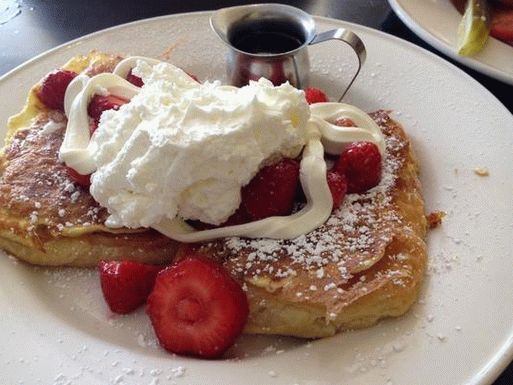 Foto cubano Torrijas con sciroppo di guav e panna montata