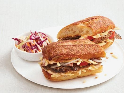 Foto di un panino cubano con cannucce di manzo e patate