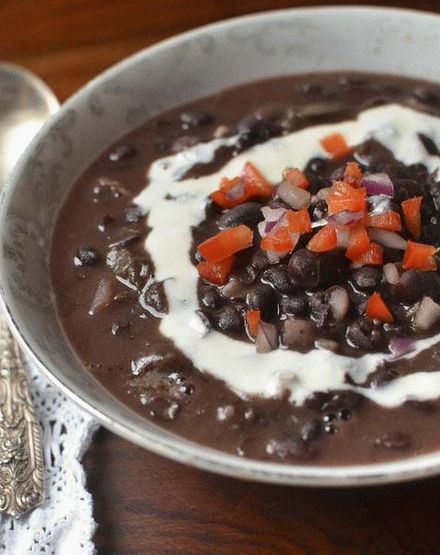 Foto zuppa cubana di fagioli neri