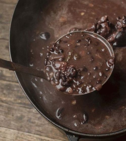 Foto zuppa cubana con fagioli neri e sofrito