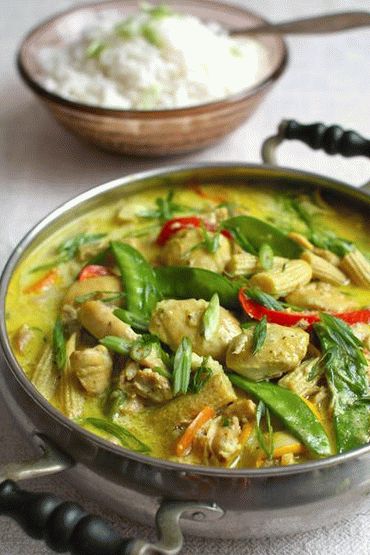 Foto Pollo in umido nel latte di cocco con citronella in vietnamita