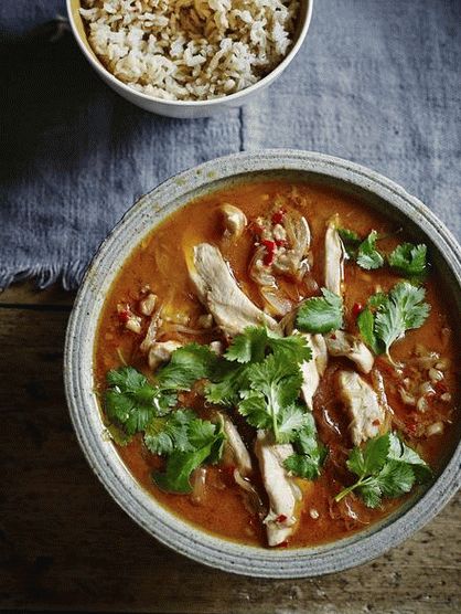 Foto Pollo in umido in salsa di arachidi con condimento al curry