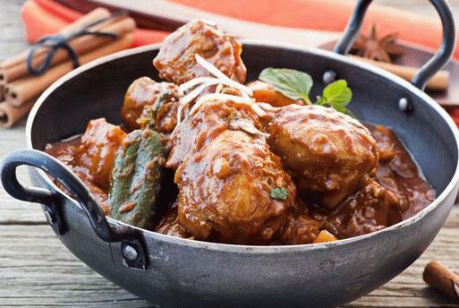 Foto pollo in umido in salsa masala