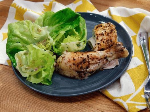 Foto pollo al forno con lattuga e condimento provenzale