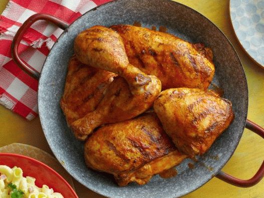 Foto di pollo alla griglia in una marinata secca Foto di pollo alla griglia in una marinata secca