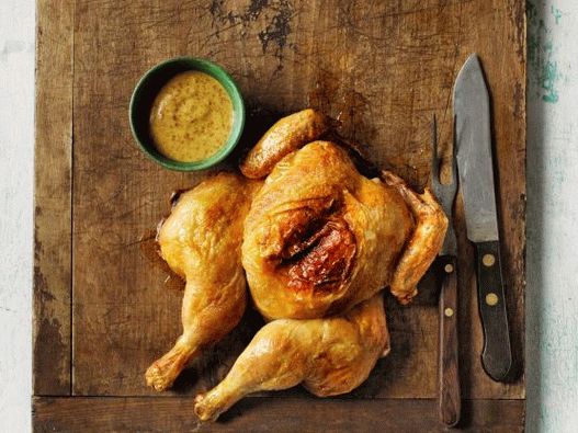 Pollo foto farfalla con salsa vinaigrette alla senape