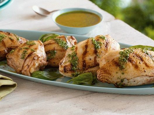 Pollo alla griglia con salsa al basilico