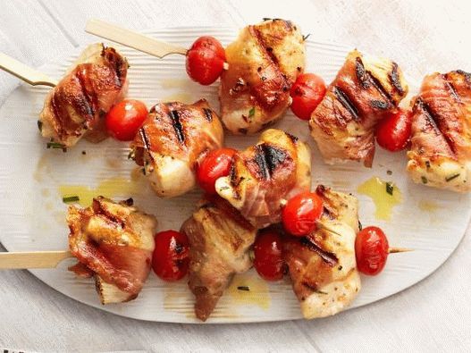 Foto Pollo alla griglia in pancetta su spiedini