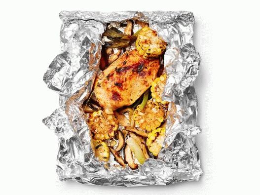 Foto pollo e mais con olio di miele in un foglio