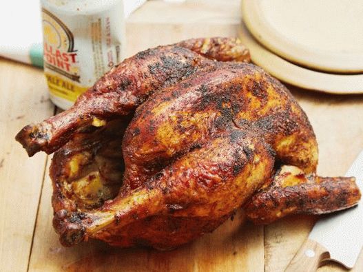 Foto pollo su un barattolo con salsa barbecue cola