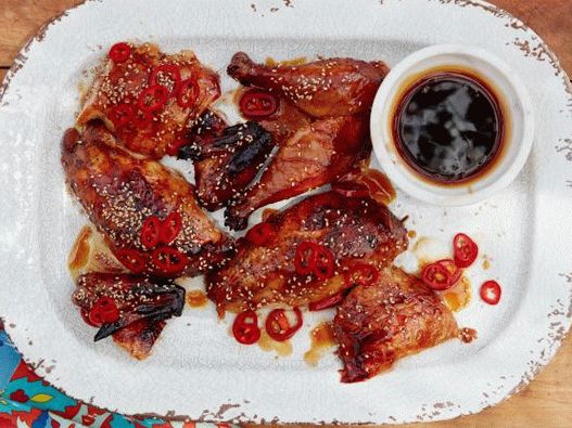 Foto pollo su un barattolo in una glassa di coca cola con salsa di aglio e soia