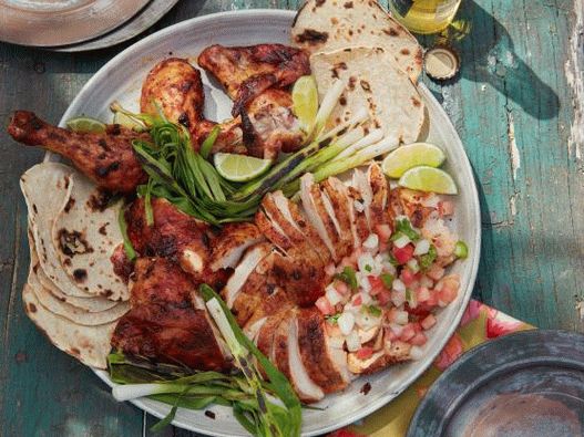 Foto di pollo intero alla griglia con peperoncino