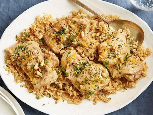 Foto di un pollo su un cuscino di riso al forno