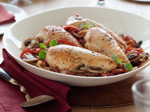 Foto Pollo da caccia con funghi porcini