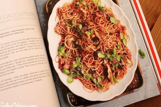 Foto Pollo da caccia con spaghetti e funghi