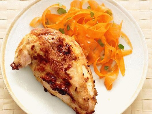 Foto di pollo tailandese con insalata di carote e zenzero