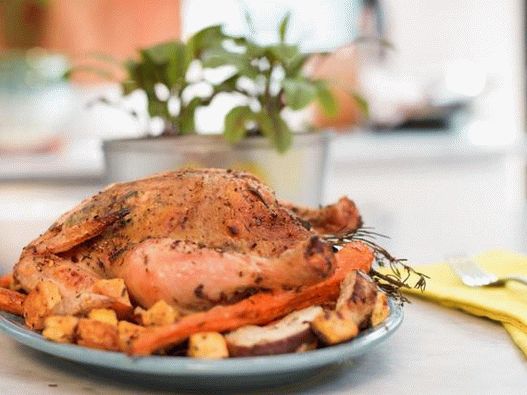 Foto al forno Pollo con erbe aromatiche e ortaggi a radice