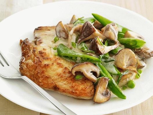 Foto Pollo con funghi e piselli in salsa cremosa