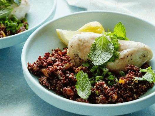 Foto di pollo con quinoa, pistacchi e albicocche cotte a fuoco lento