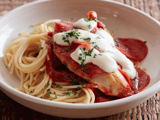 Foto pollo con salame piccante