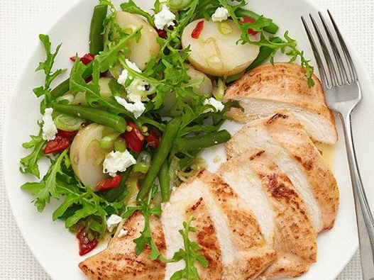 Foto di pollo con insalata di patate tiepida