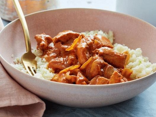 Photo Chicken tikka masala in slow cooker (Whole30 diet)