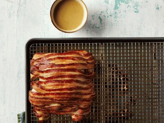 Foto di pollo al forno avvolta nella pancetta