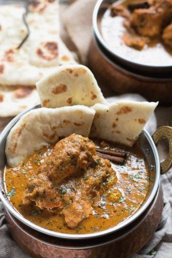 Foto di pollo al curry con torte di cipolle