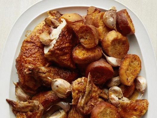 Foto Pollo al forno intero con aglio al forno e paprika