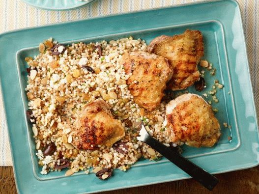Foto di cosce di pollo alla griglia con couscous israeliano