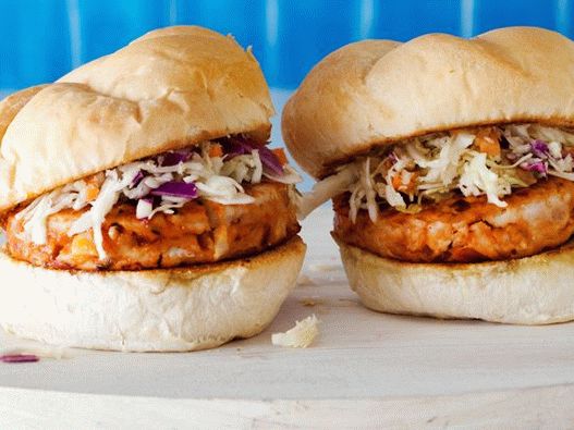 Foto hamburger di pollo con insalata di cavolo e salsa barbecue