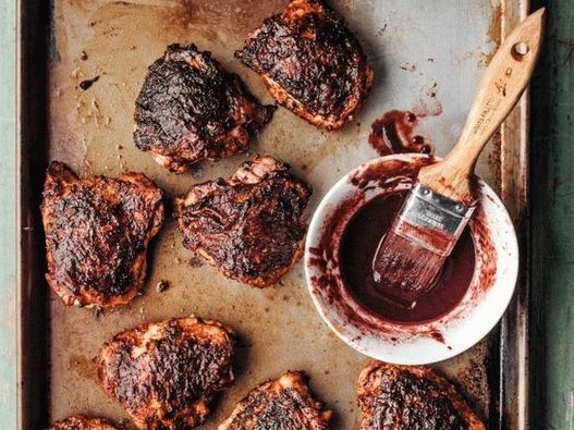 Foto di cosce di pollo alla griglia con salsa barbecue blackberry