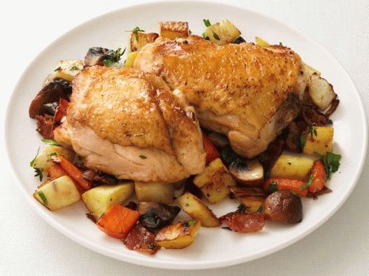 Foto Cosce di pollo con spezzatino di verdure