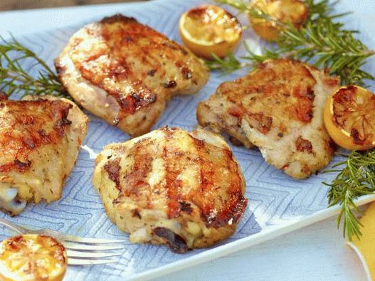Foto Cosce di pollo in una marinata piccante al limone grigliata