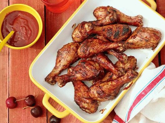 Foto di cosce di pollo alla griglia con salsa barbecue alla ciliegia