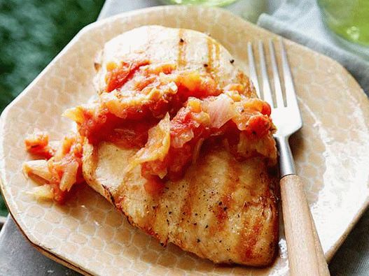 Petti di pollo alla griglia con salsa al pomodoro