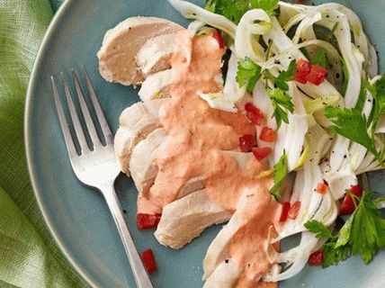 Foto di petti di pollo con salsa aioli rossa e insalata di finocchi