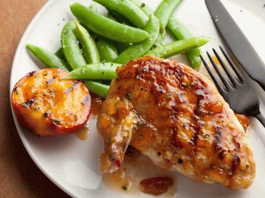 Foto di petti di pollo grigliati in glassa di pesca