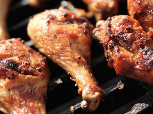 Foto Cosce di pollo con sale affumicato e pepe grigliato