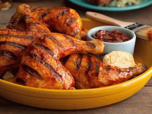 Foto di cosce di pollo alla griglia con salsa barbecue