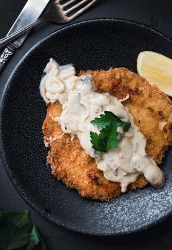 Foto Cotolette di pollo con salsa ai funghi