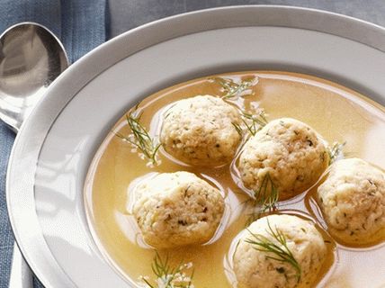 Foto brodo di pollo con gnocchi matzo