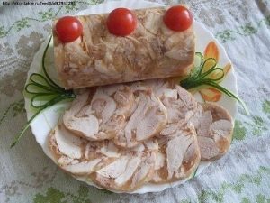 Il pollo arriva a fiumi una bottiglia